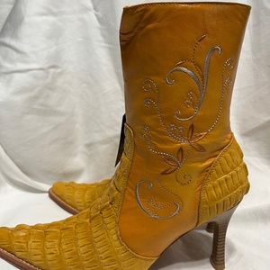 Indomabels women’s pointed toe mustard-colored boots, new. Made in Mexico